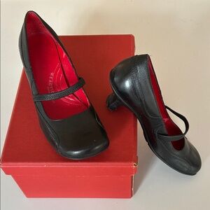 Kenneth Cole Reaction Black Heels with Red Lining